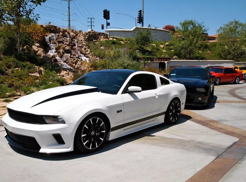 Форд Мустанг 2021 белый. Шевроле Мустанг белый. Ford Mustang 2021 White. Ford Mustang белый. Машина с черными полосками