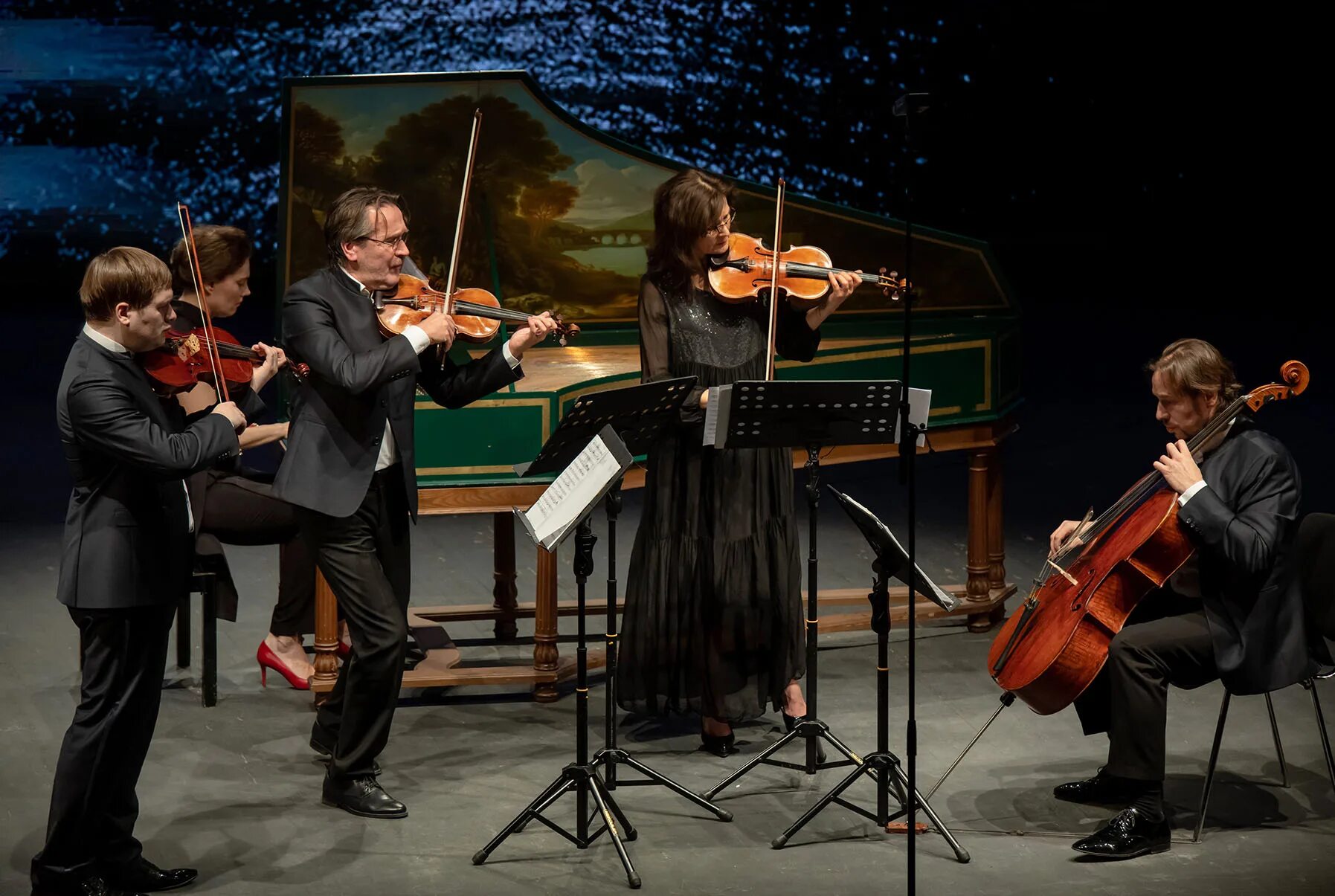 Музыкотерапия для детей. Картинки на тему слушатель. Квартет скрипачек. Слушатель для детей. Работа с публикой концерт класическо ймузыки.