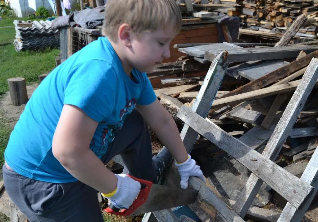 детская бензопила. дети пилят. ребенок пилит. ребенок пилит. ребенок пилит.