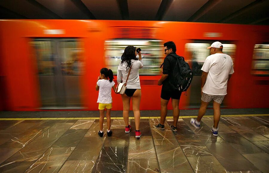 Домашняя туфля по приезде в город. No Pants Subway Ride Москва. В метро без штанов. Флешмоб в метро без штанов. В метро без штанов 2013.