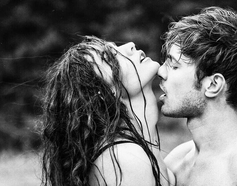 Девушка любит девушку. Красивый поцелуй. Романтический поцелуй. Любовь и страсть. Страстный поцелуй.