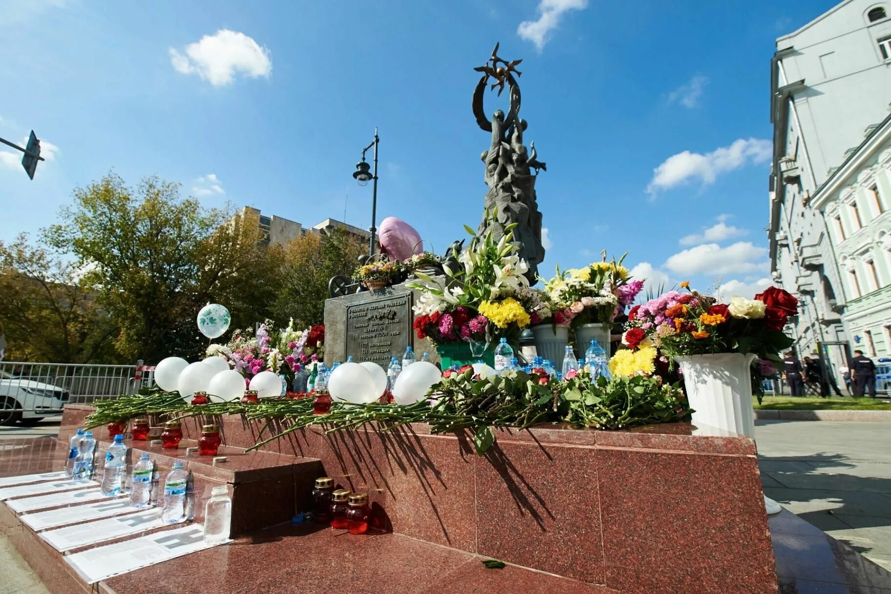 Теракт в Беслане 1 сентября. Памятник в Москве посвященный трагедии в Беслане. Памятник в Беслане 3 сентября 2004 года.