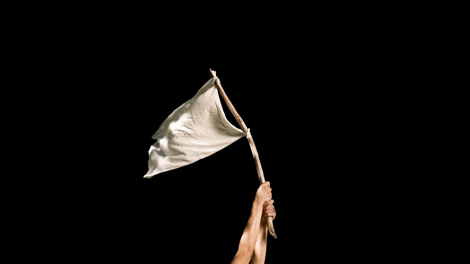 Белые флаги. Белый флаг сдаюсь. Человек с белым флагом. Белый флаг в руках. Песня сдавайся без слов