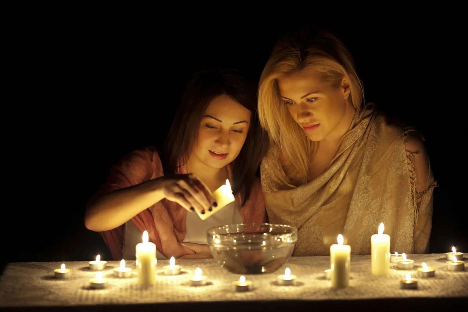 Девушки гадают на рождество. Девушки гадают на святки. Гадания на святки. Рождественские ритуалы. Девушка гадает новый год.