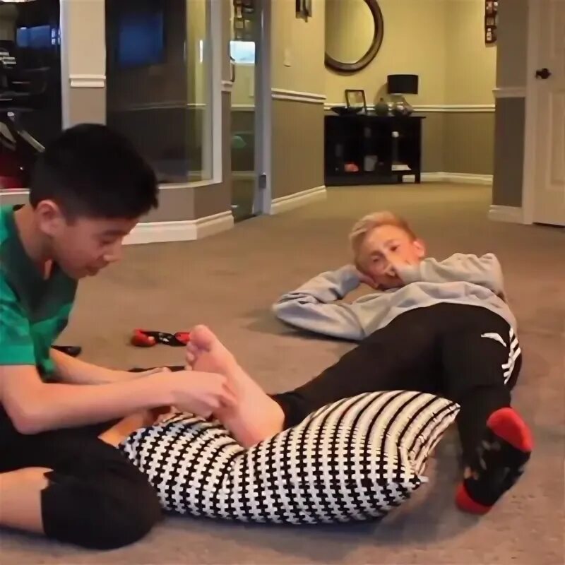 Foot feet boy tickle. Щекотка мальчика. Щекотка ЧЕЛЛЕНДЖ. Мальчик Tickle.