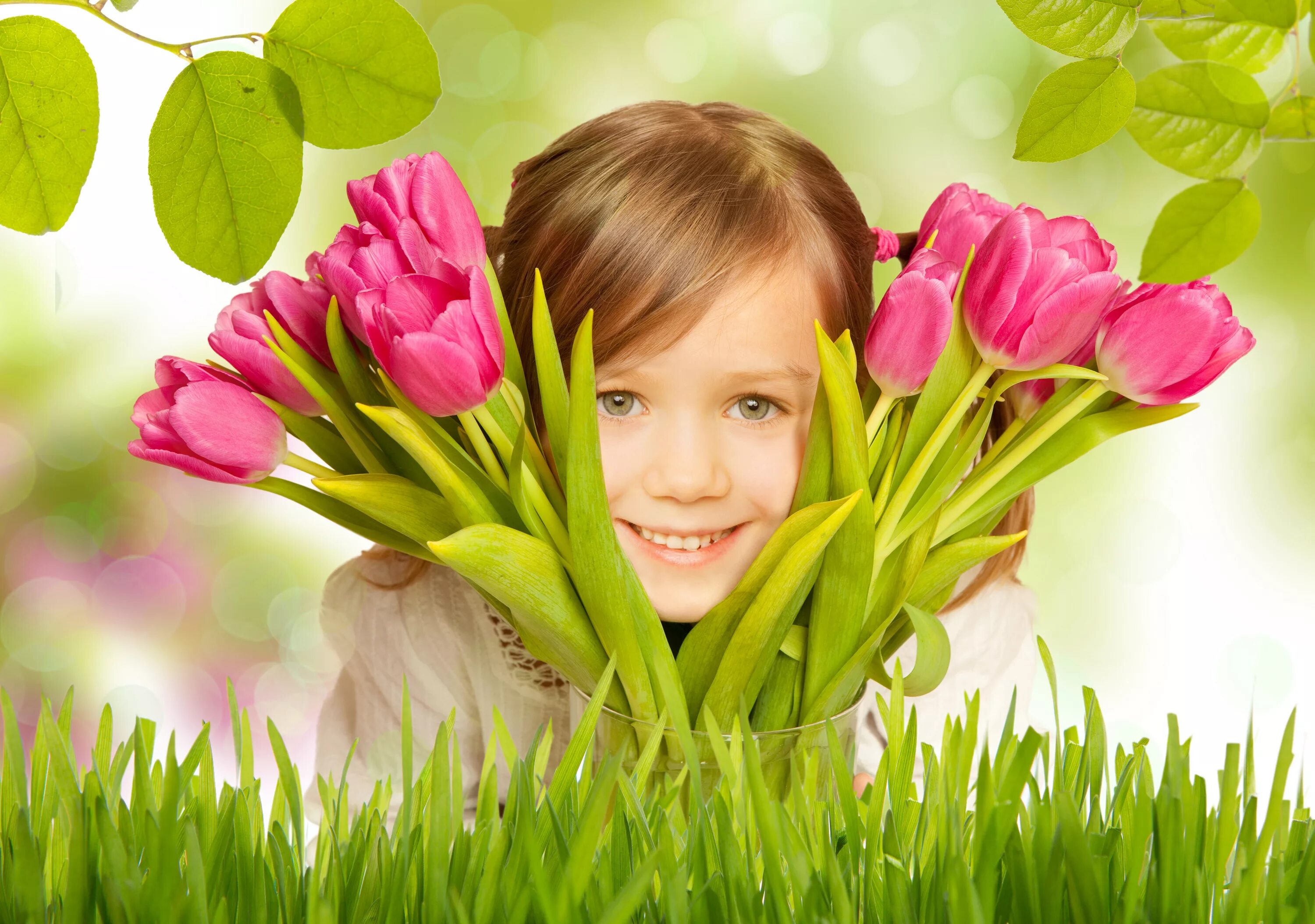 Мамин день песня день весенний. Дети с цветами. Девочка с тюльпанами. Цветы для мамы. Ребенок дарит цветы маме.