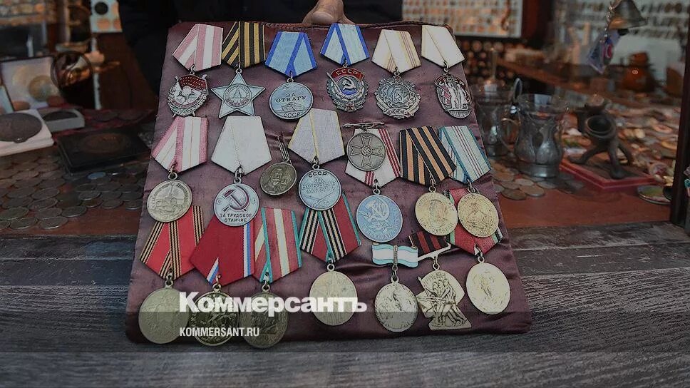 Ордена на базаре не встретишь. Боевые награды на барахолке. Цветное фото орденов награждённых чтз в челябинске-. Орден ленина трактор оригинал. Ордена на базаре не встретишь.