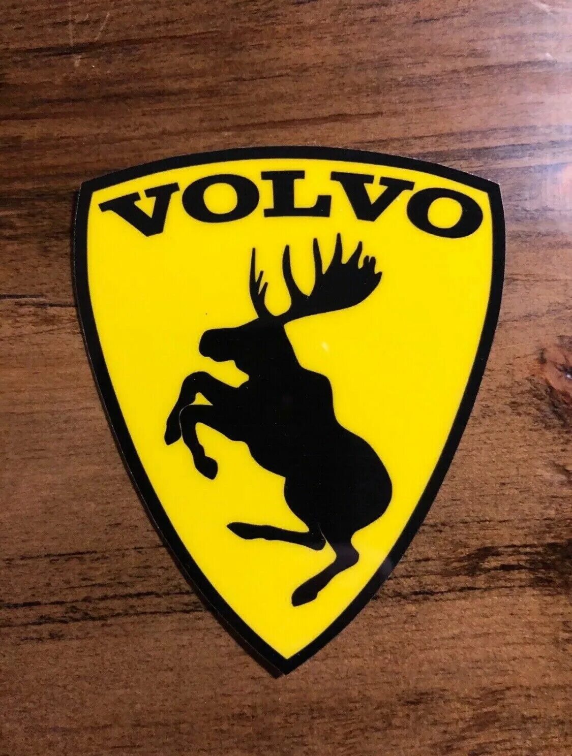 Вольво лось. Prancing Moose Volvo. Гарцующий Лось Вольво. Шильдик Вольво Лось xc70. Логотип Вольво Лось.