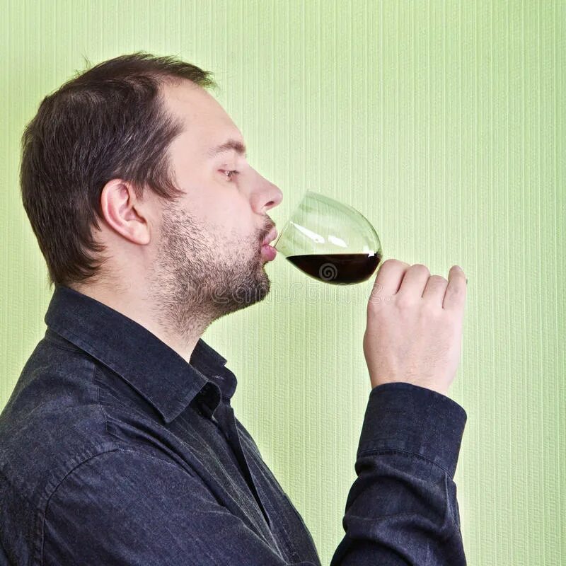 Люди пьют вино. Мужик пьет вино. Человек с вином. Парень пьет вино. Врачи пьют много
