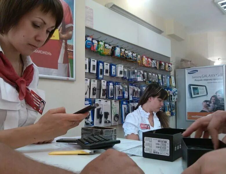 Продавец-консультант в салон сотовой связи. Оператор салон сотовой связи. Оператор салон сотовой связи. Покупатели со смартфоном. Продавец в салоне сотовой связи.