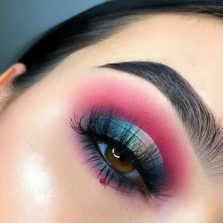 Beautiful 3 color eye shadow Colorful makeup, Eyeshadow makeup, Makeup eyeliner