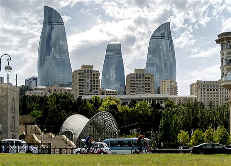 Погода в азербайджане в апреле. Баку климат. Баку в мае. Баку достопримечательности. Баку город ветров.