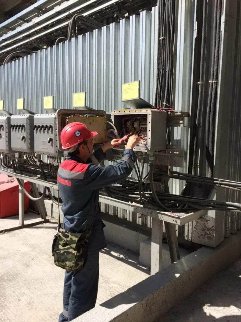 горный электрик. промышленное оборудование электромеханика. электрик в шахте. горная электромеханика. кафедра электротехники и электромеханики.