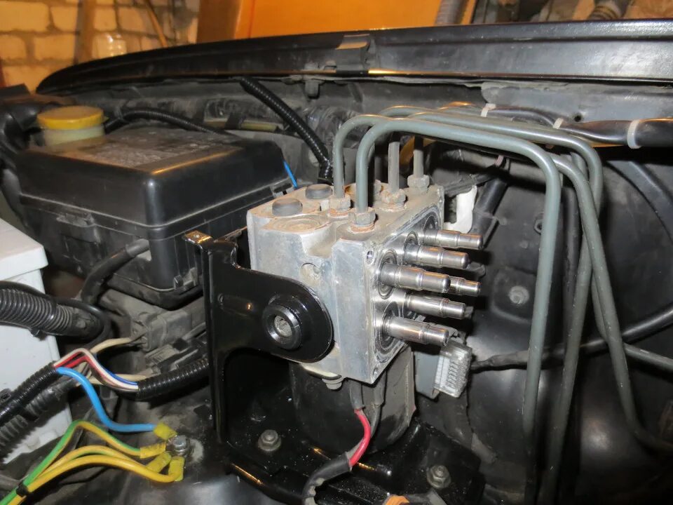Где находится блок управления абс Elements of the ABS system (Audi A6 C4, 1994-1997 / Chassis / Brake system) Audi