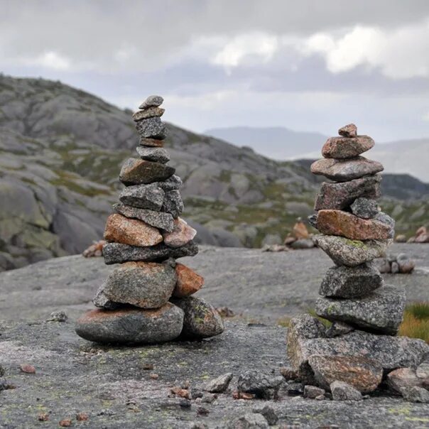 Пирамида из камней в лесу. Башенка из камней. Аршан сад камней. Рускеала каменные пирамидки. Сейды саамов.