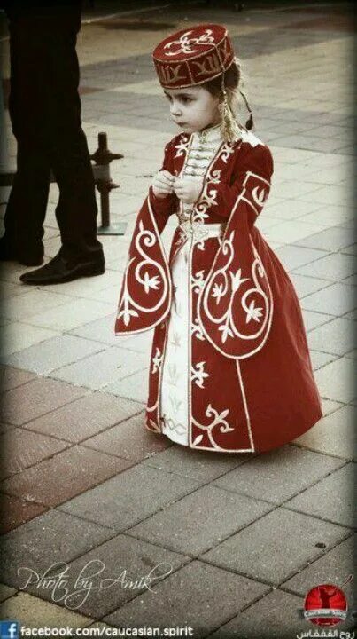 Девочка на осетинском. Осетинский национальный костюм детский. осетинский костюм для девочки. девочка в платье национальном. армянский национальный костюм для девочки.