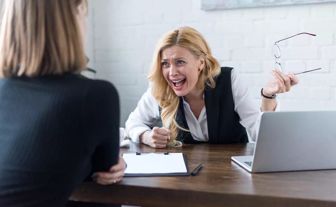 Любовь в офисе с начальником. Начальница кричит. Начальница. Строгая женщина. Строгая начальница.