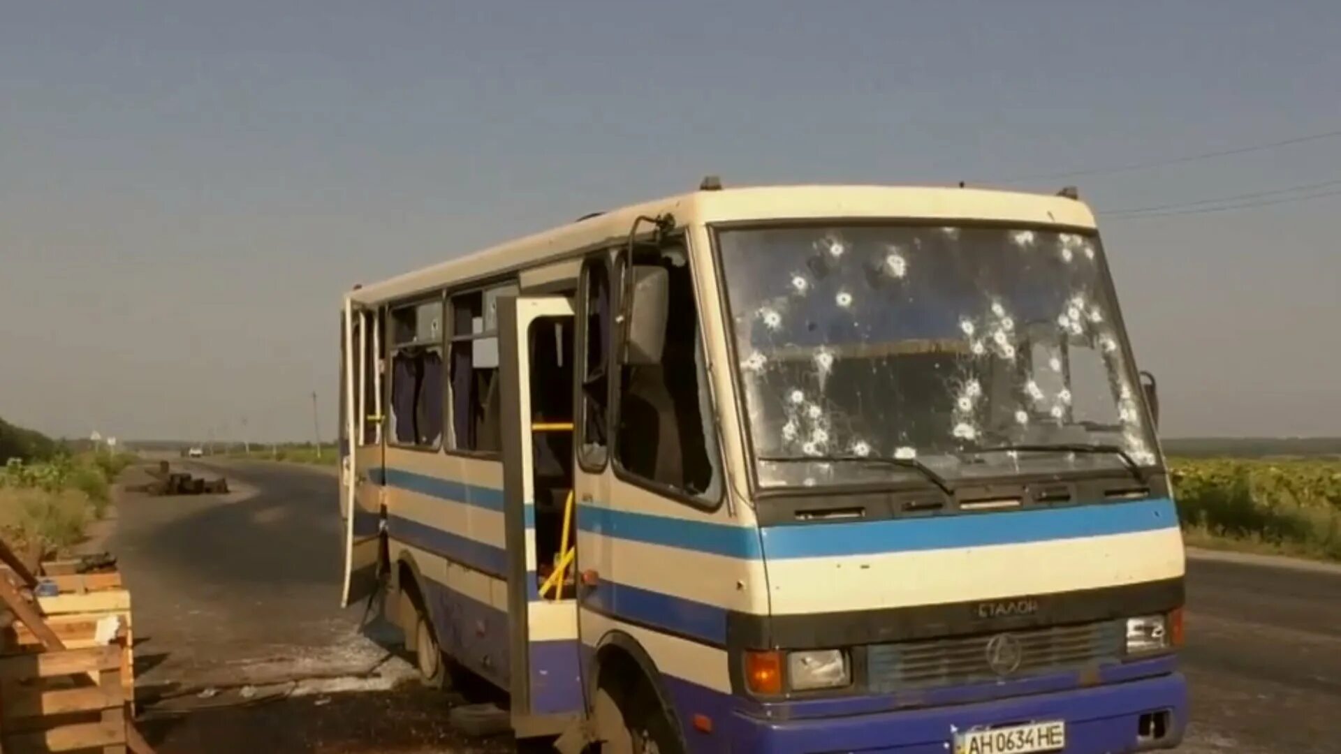 Обстрел автобуса в лисичанске. Расстрелянный автобус на донбассе. обстрелянный автобус в донецке. расстрелянный автобус правого сектора.