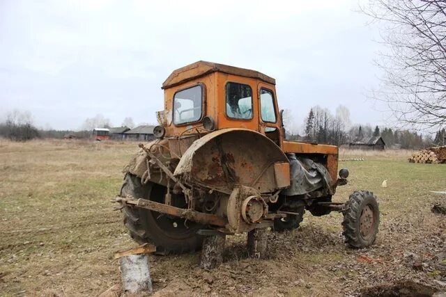 сломанный трактор