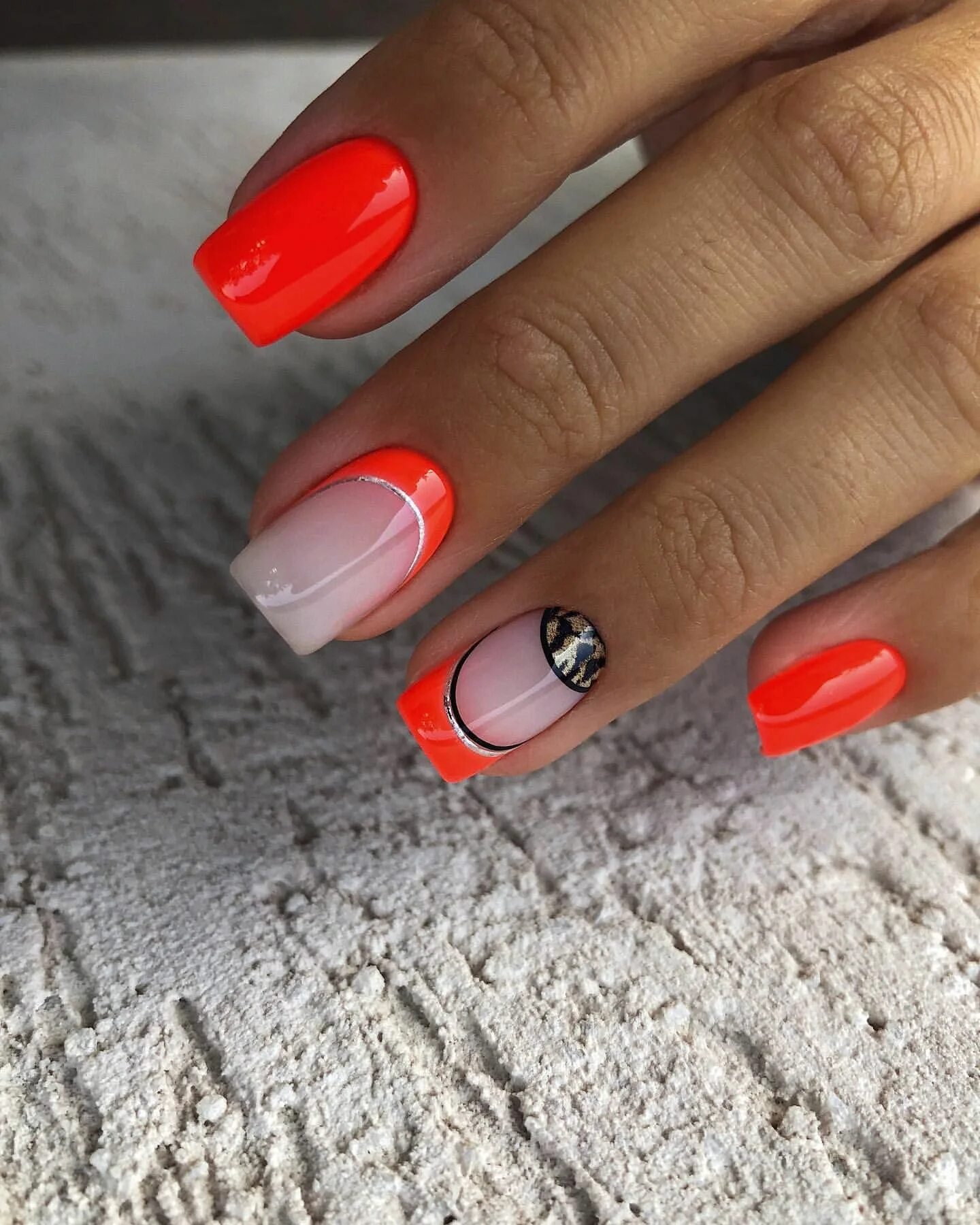 маникюр абстракция минимализм. рисунки на короткие ногти 2023. рисунки на короткие ногти 2023. маникюр на короткие ногти с рисунком. маникюр с рисунком.