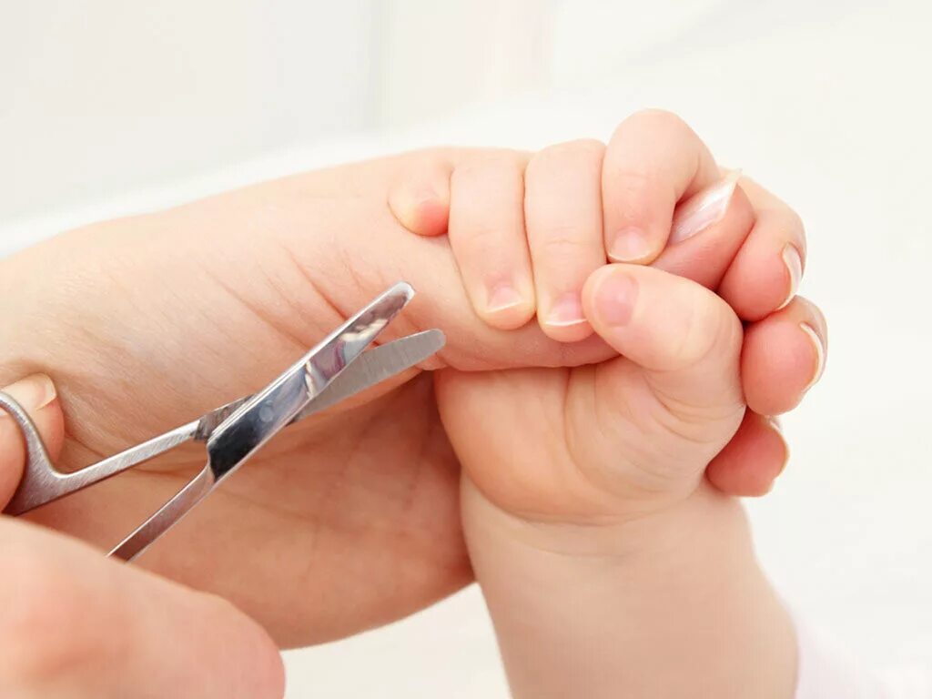 Когда можно подстригать ногти. Ребенок подстригает ногти. Стрижка ногтей новорожденному. Стричь ногти ребенку. Подстричь ногти новорожденному.