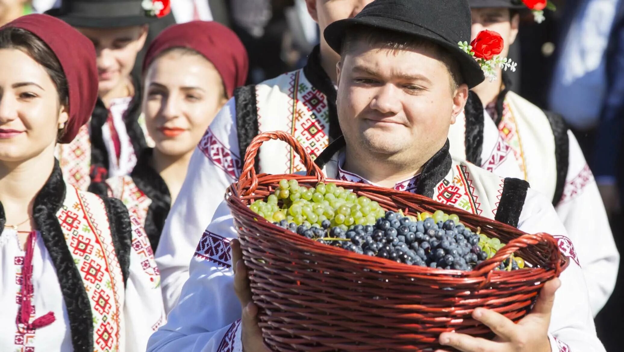 Самому в молдову. Молдавия праздник виноделия. Праздник вина в Молдове. День вина в Молдавии. Фестиваль вина в Молдове.