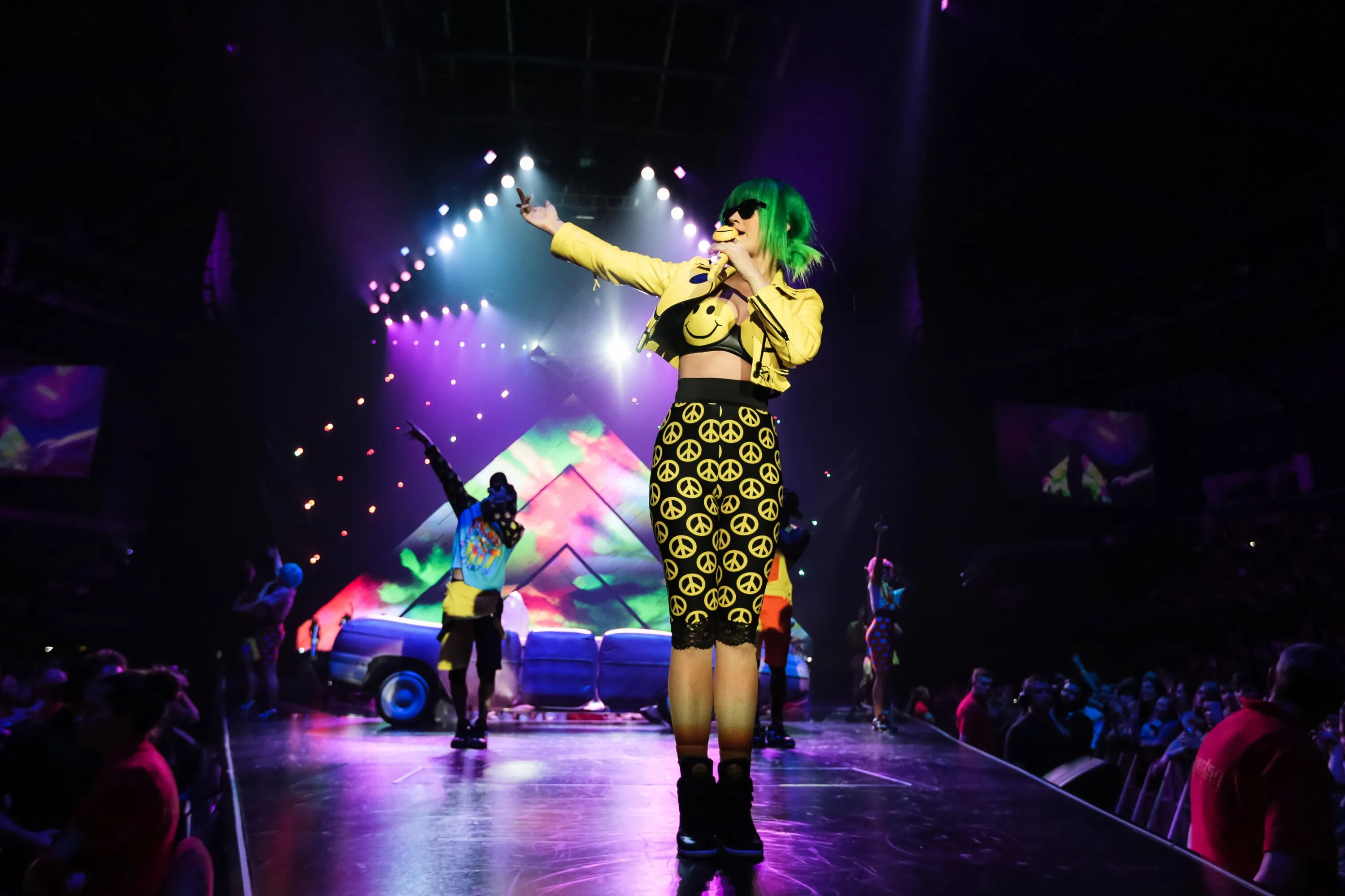 She tour. She tour. Бейонсе formation world tour. Selena singer. Тейлор момсен на концерте.