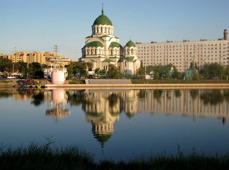 Окрестности астрахани. Городской округ город Астрахань. Астрахани на доспремичательности. Храм Владимира Астрахань. Храм Святого Владимира Астрахань вид с набережной.