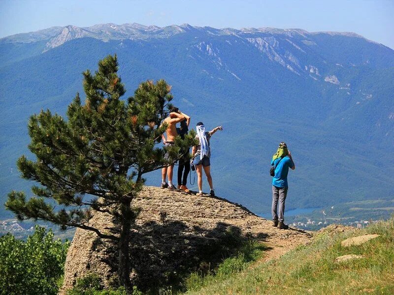 Туризм в регионах. Поход в горы Крым. Треккинг в горах Крыма. Пешеходный туризм в Крыму. Туристы в горах Крыма.