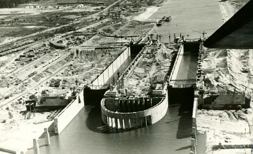 10 лет строили. Судоходный шлюз волжской гэс. горьковская гэс 1955. парк 50 летия волжской гэс. куйбышевская гэс 1959.