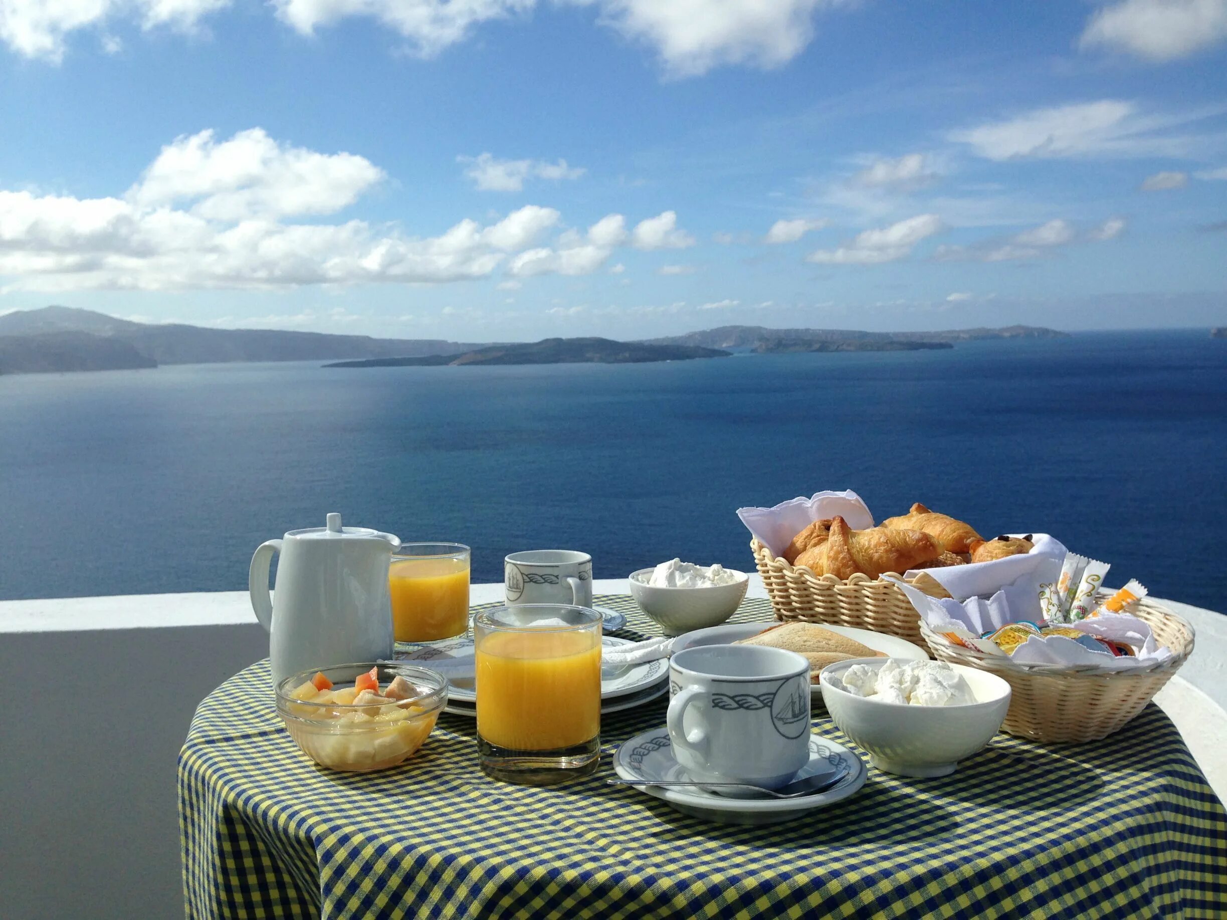 Утро ди. Брекфест Монинг. Красивый завтрак с видом. Завтрак с видом на море. Летний завтрак.