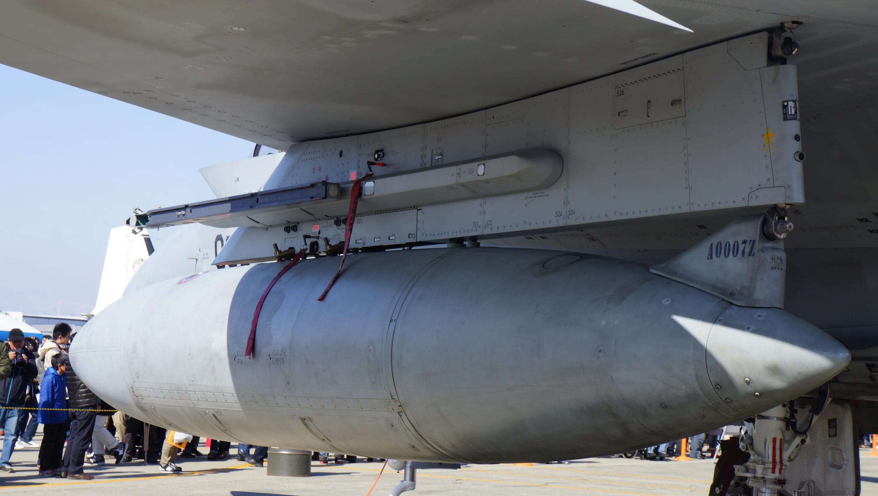 Mirage 2000 подвесной топливный бак. F-4e Central 600 gal fuel Tank. Подвесной топливный бак