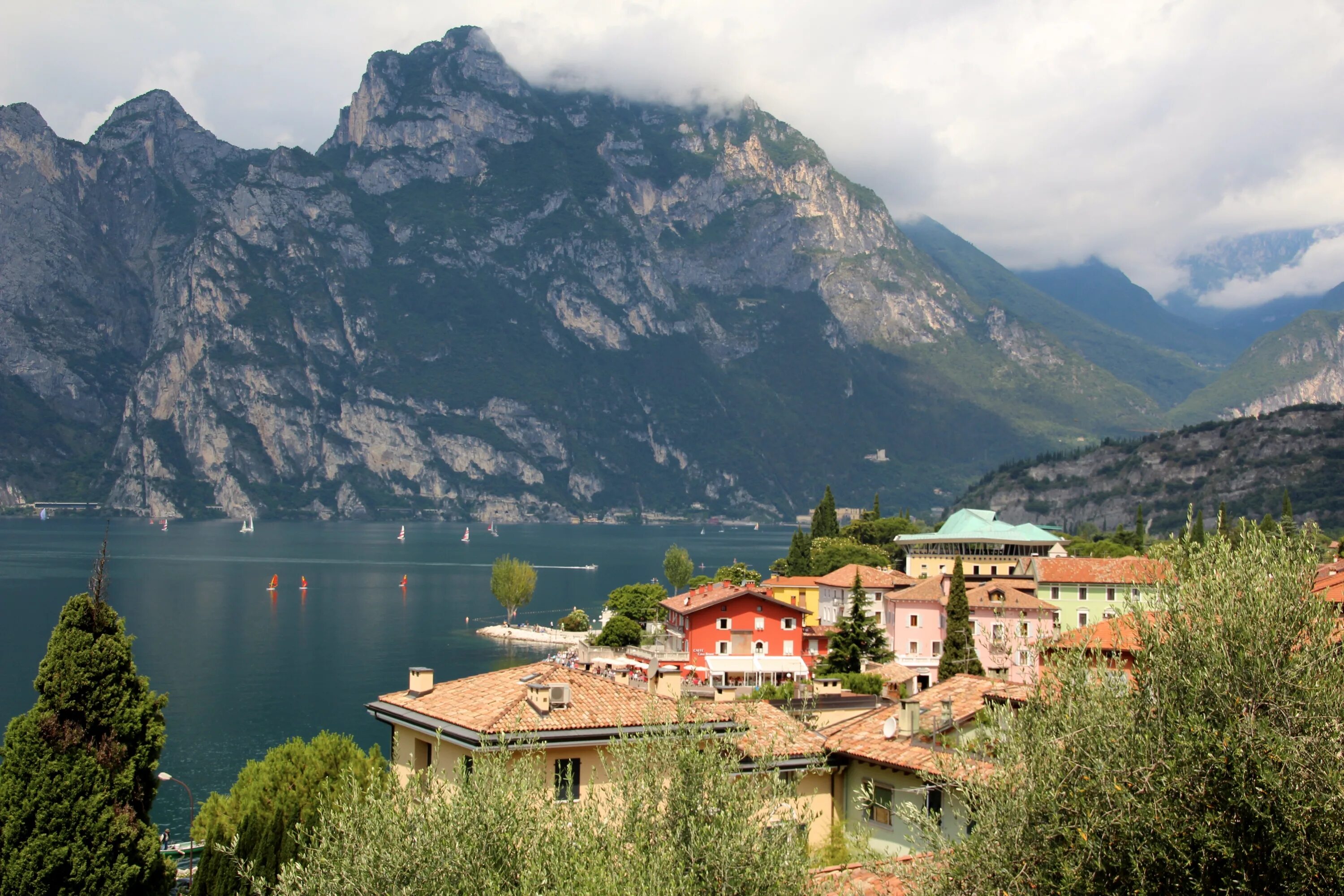 Особенности рельефа италии. Торболе озеро Гарда. Озеро Гарда деревня. Рельеф Италии. Апеннинские горы в Италии.