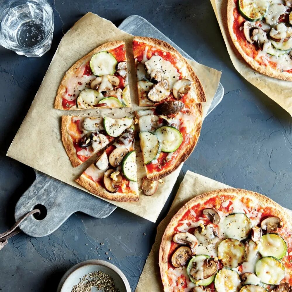 Пицца домашняя. Пицца с морепродуктами. Cooking pizza. Cook пицца. Пицца на ужин.