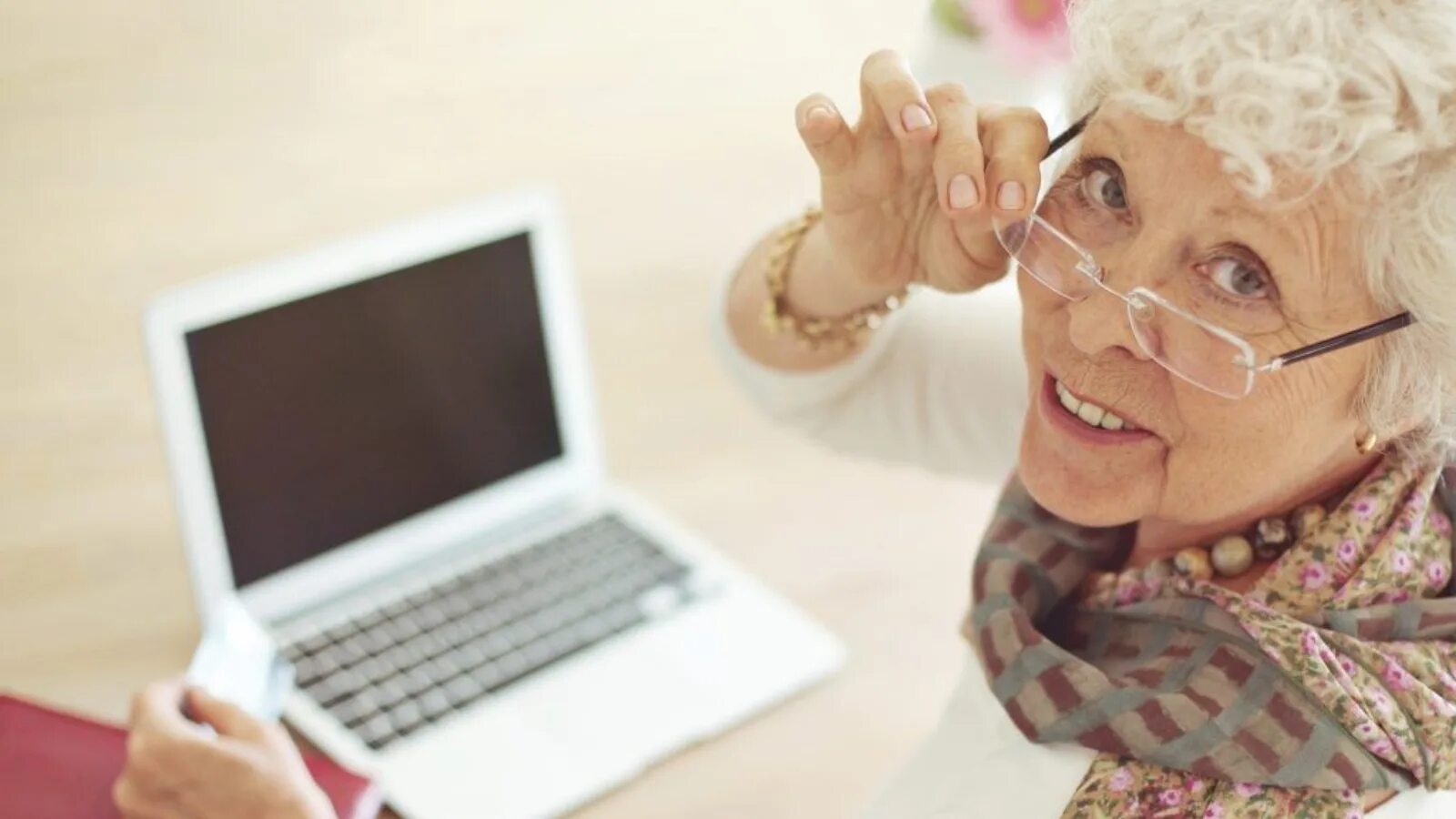 Современная бабушка. Пожилые люди и интернет. Бабушка и интернет. Пожилые люди в очках.