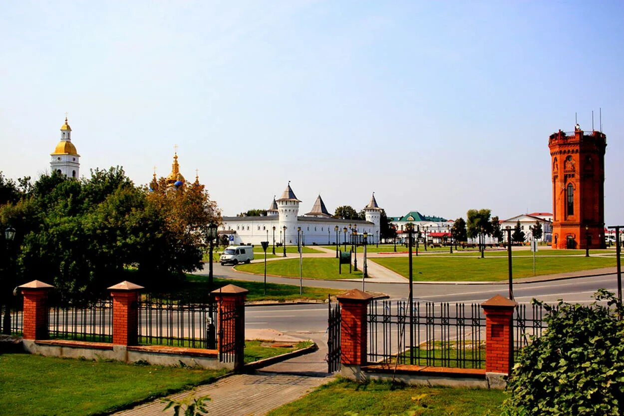 Тюмень экскурсионное. Дворец наместника Тобольск. Красная площадь Тобольск. Тобольский Кремль экскурсии. Тобольск. Кремль, дворец наместника.