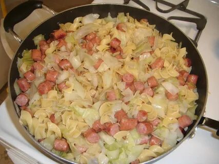 Вкусная тушеная капуста на сковороде с сосисками