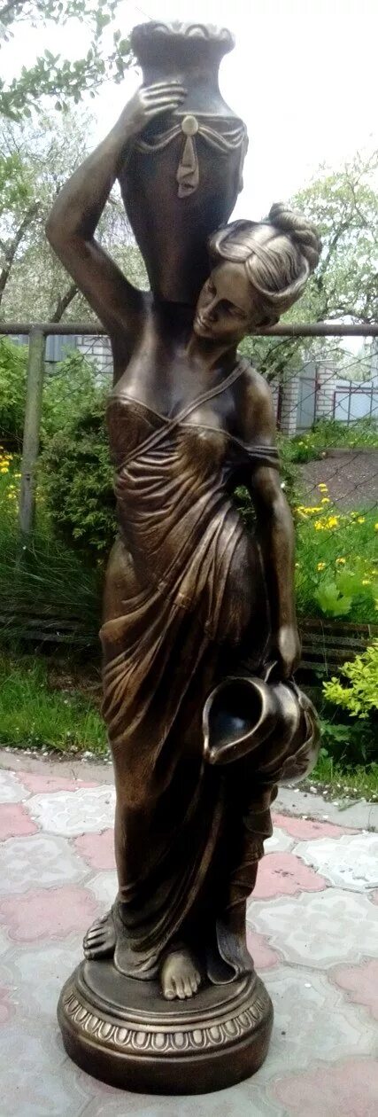 Статуя с кувшином. Античные статуи с кувшином. Фигура девушка с кувшином. Бронзовая статуэтка девушка с кувшином. Скульптура фонтана, девушка с кувшином.