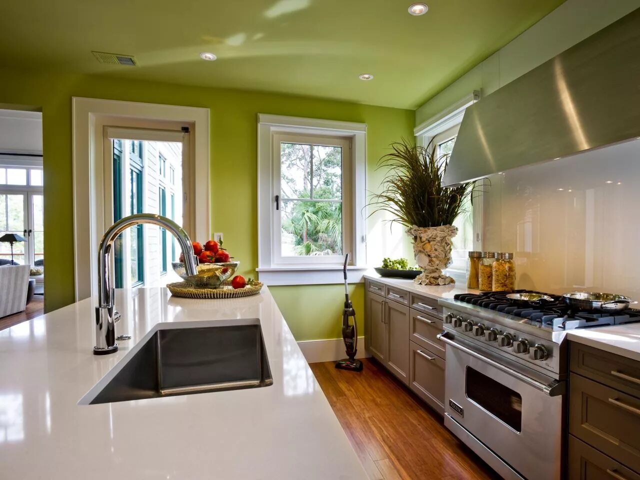 Какой лучше натяжной на кухне. Салатовые стены на кухне. Кухня оливкового цвета. Кухня с зелеными стенами. Оливковый цвет в интерьере кухни.