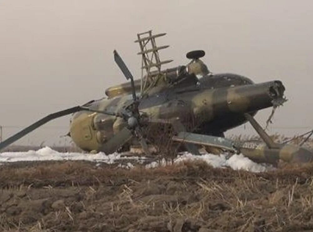 Вертолет в болотах ми. Ми-24 вертолёт в Чечне. Вертолет ми8 Чукотка. Сбитый вертолёт ми24 в с.Галашки.