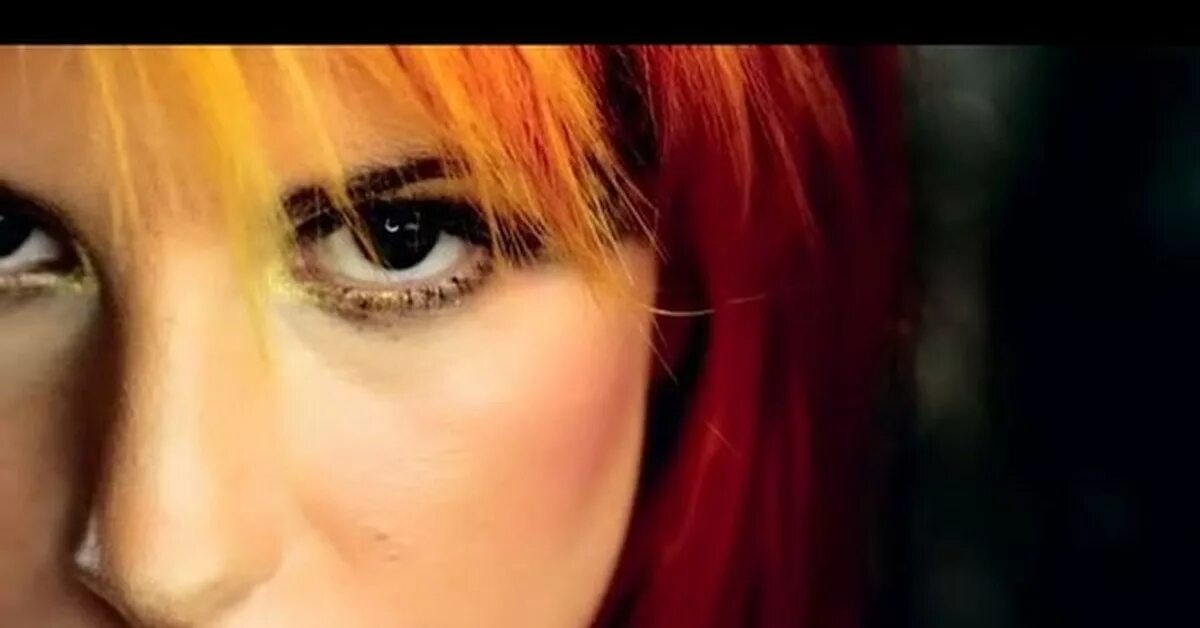 Песни 2000 видео. Hayley Williams Misery Business. Paramore Misery Business. Зарубежные клипы 2008. Клипы 2008 года.