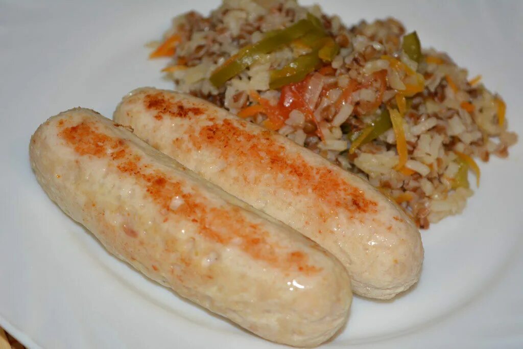 Домашние сосиски из курицы в пленке. Домашние куриные сосиски. колбаски из куриной грудки. сосиски из куриного филе. домашние сосиски из курицы.