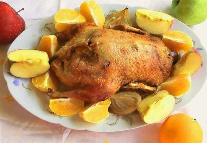 Утка запеченная с айвой и яблоками. Гарнир к утке. гарнир к печеной утке. гарнир для утки. утка в духовке с гарниром.