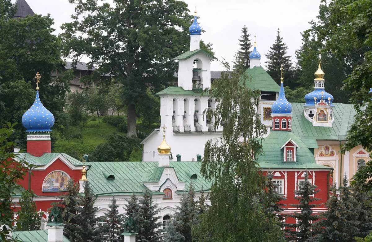 Монастыри псковской области фото. Псково-Печерский монастырь Псковская область. Печеры или Печоры Псков. Печёрский монастырь в Пскове.