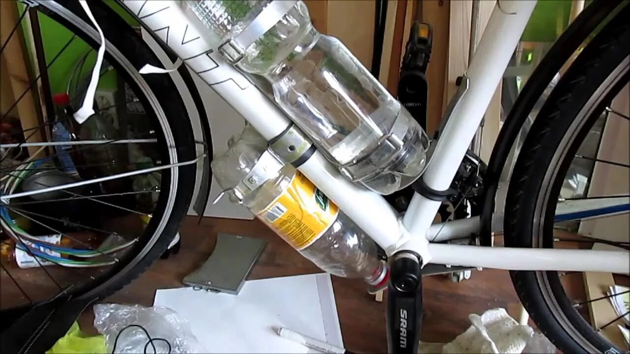 Водный велосипед. Рыбак на велосипеде. Подставка для бутылки на велосипед. Seabike водный велосипед. Велосипед и женская рука.