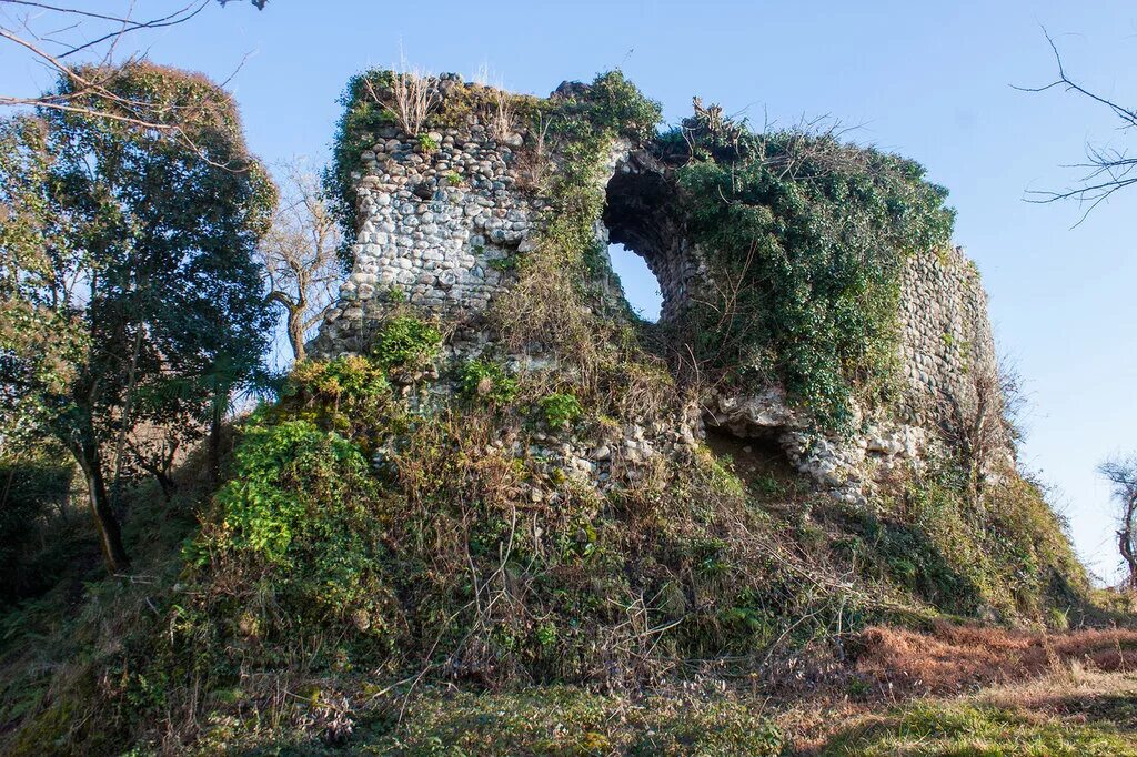 Замок баграта сухум вид. Руины замка баграта. Баграт сухум. Руины замка баграта. Сухумская гора абхазия.