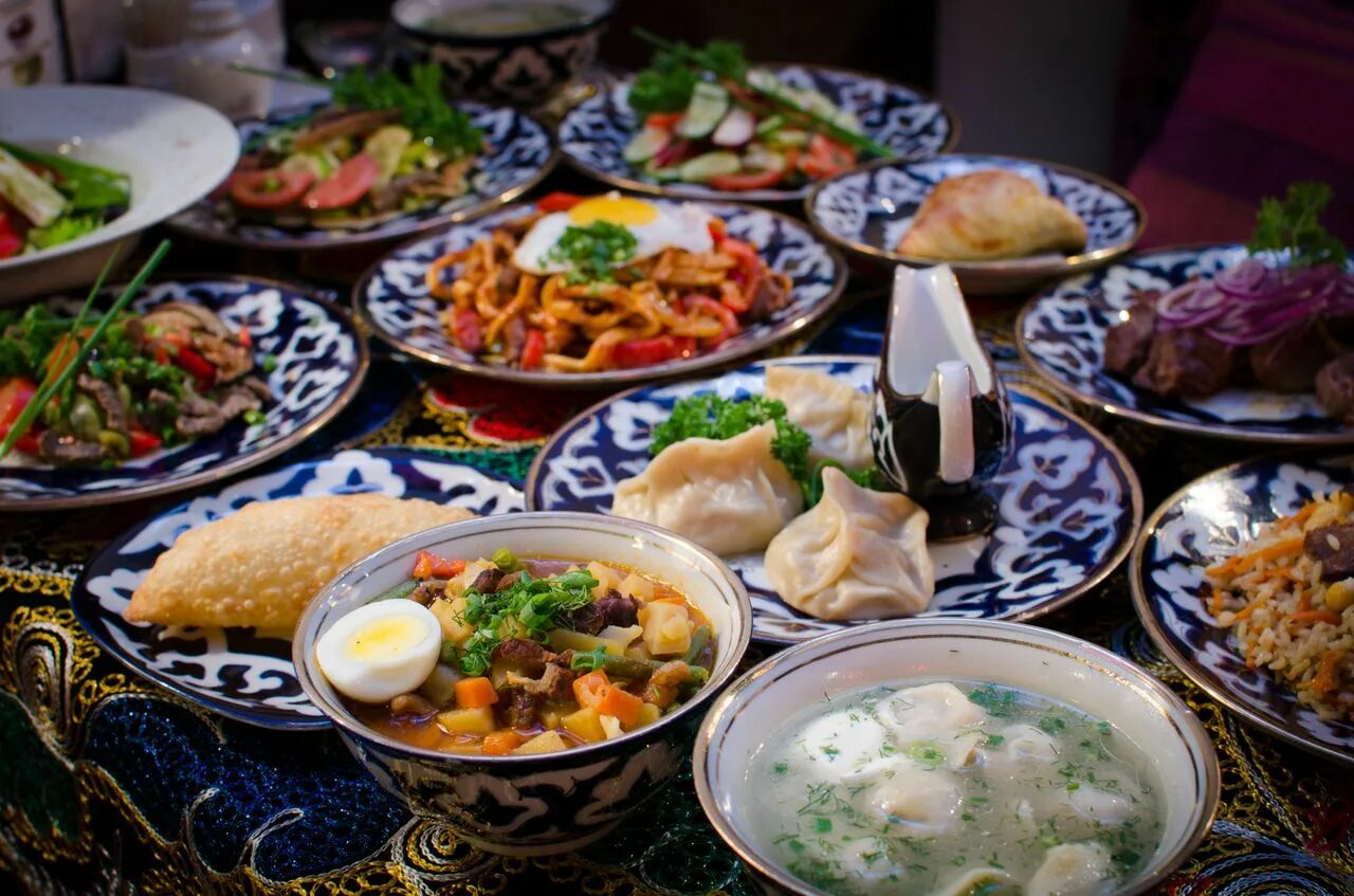 Среднеазиатская кухня. Чайхона самарканд узбекская кухня. узбекская кухня дастархан. чайхона самарканд ташкент. лагман хаус самарканд.