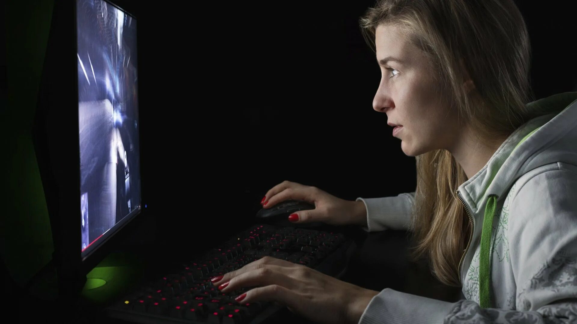 Play with me this game. Компьютерные игры. Игрок в компьютерные игры. Компьютерные девушки. Человек за компьютерной игрой.