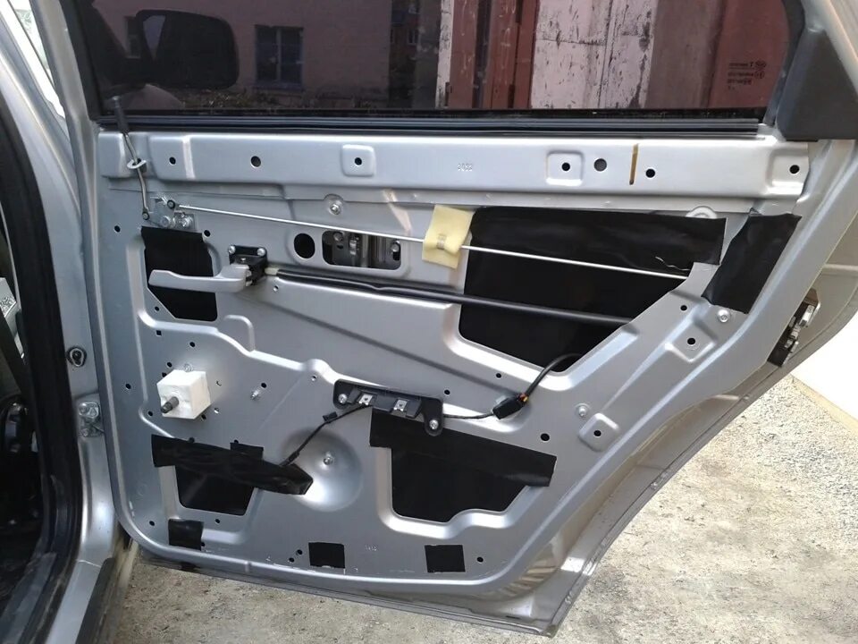 Механизм двери Приора 2008 года. Пластмаски дверей Приора 1. Приора двери задняя правая