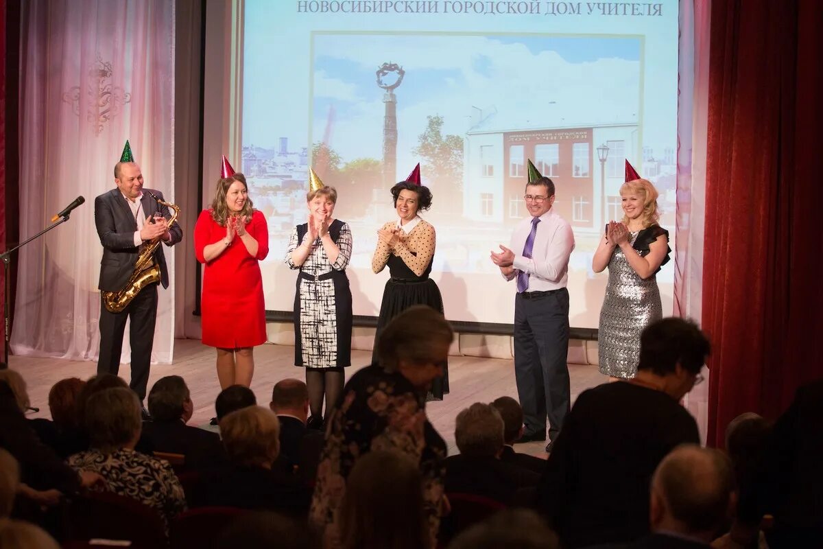 учительский дом смирновка. внешний вид женского хора. дом учителя. дом учителя новосибирск. дом педагога новосибирск.